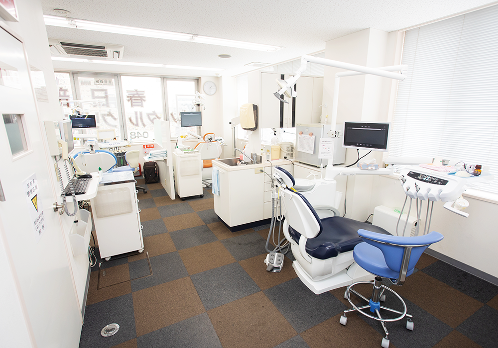 ①クリニック外観②明るい待合室③清潔な院内