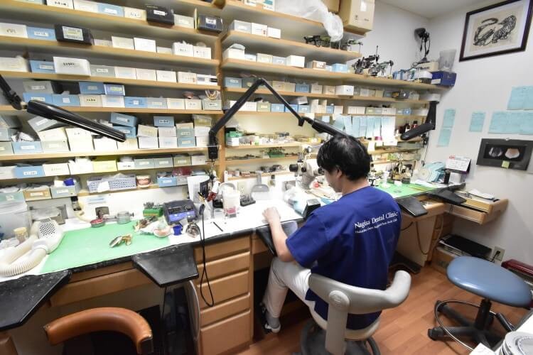 歯科技工室があり患者様に適した補綴物をご提供しています