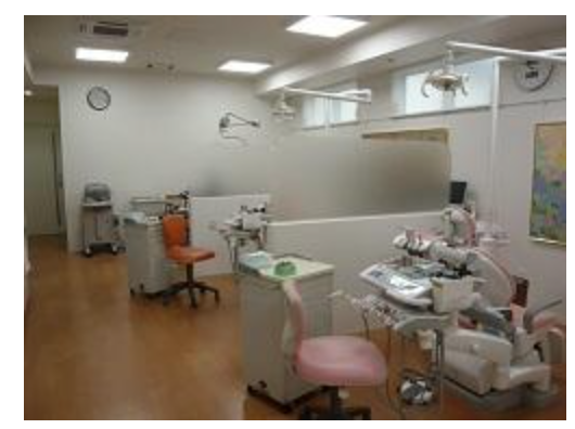 【駐車場あり】【バリアフリー対応】厚生労働省公認の診療体制と設備で、安心安全な治療を提供する金子歯科医院