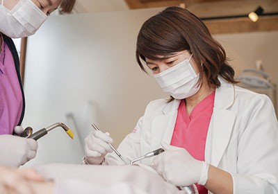 口腔外科を専門とする医師が手術を行っています