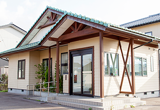 【城端駅徒歩20分】患者様一人一人のご年齢やライフスタイルに合った治療を提供するまな歯科クリニック