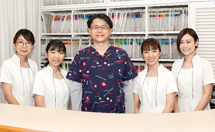 ①クリニック外観②診療ルーム③精鋭スタッフ