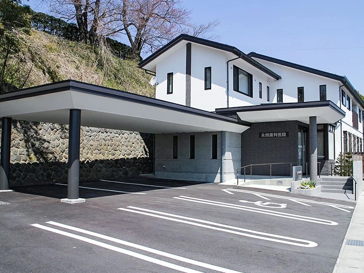 ①クリニック外観②受付③待合室