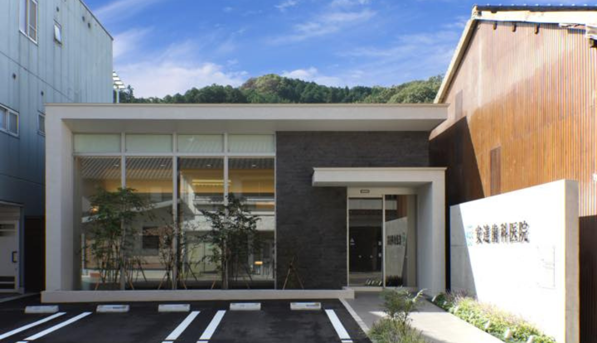 ①安達歯科医院②受付③駐車場完備