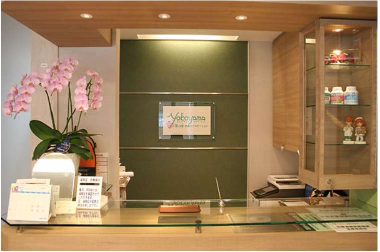 ①クリニック外観②受付③診療ユニット