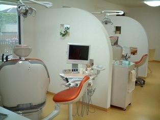 【土曜日診療対応】【駐車場完備】咬み合わせから全身の健康まで見据えた幅広い診療を提供するつじうち歯科