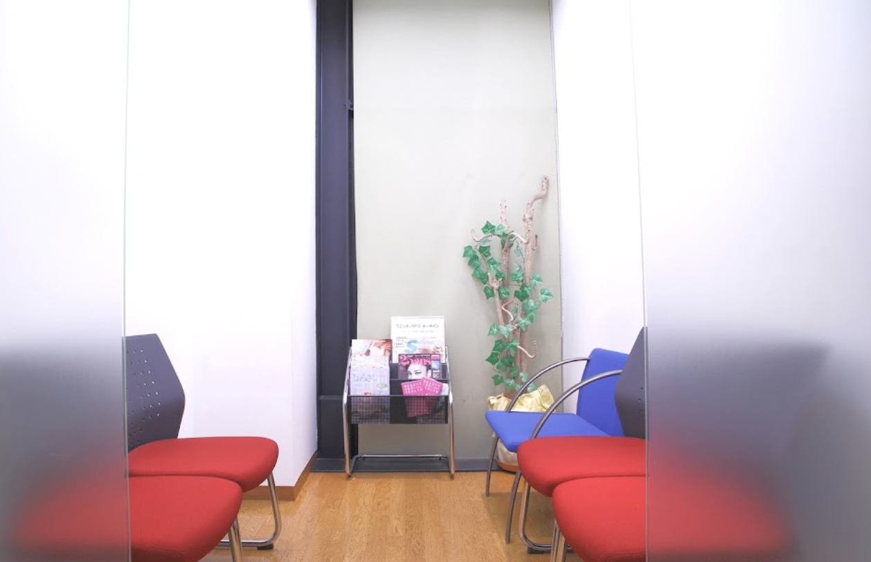 ①クリニック受付　②待合室　③診察チェア