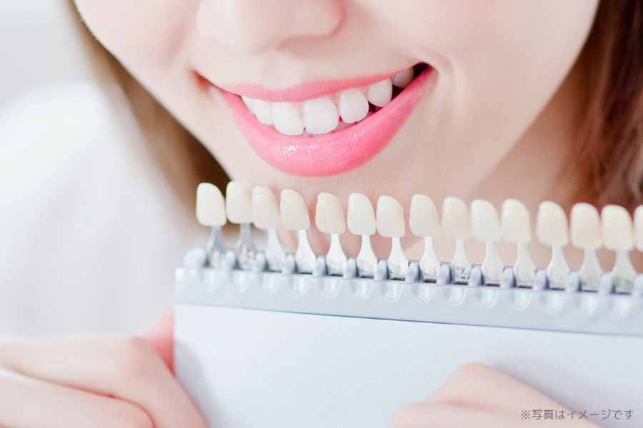 ホワイトニングにより歯を削ることなく、歯本来の白さを取り戻す治療が提供されています