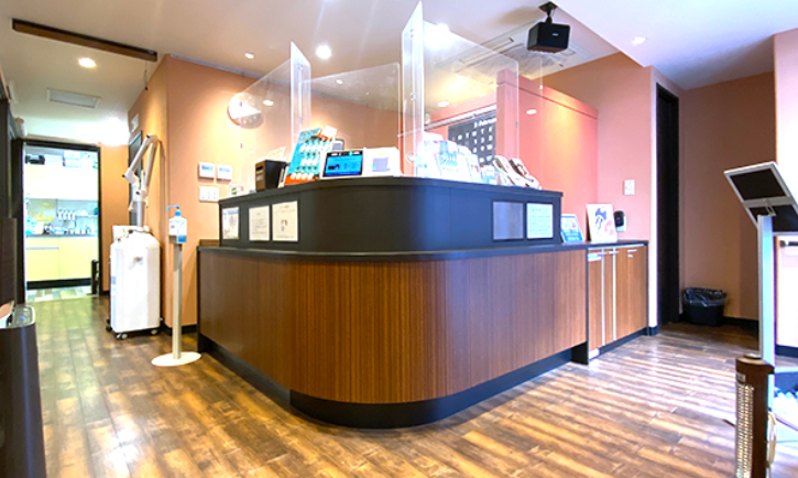 ①外観②受付③待合スペース