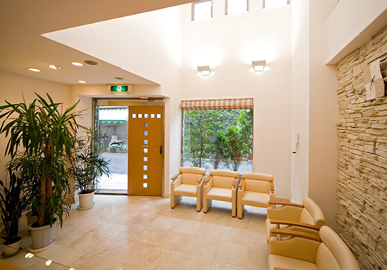 ①外観②受付③待合スペース