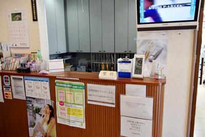 ①私たちは、常に思いやりをもち患者さんに信頼される歯科医院を目指します ②エントランス ③受付