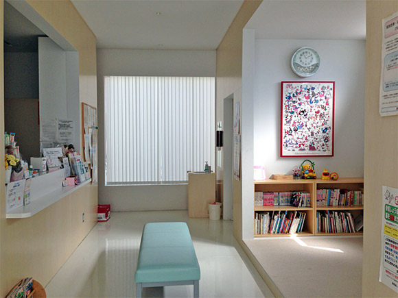 ①クリニック外観②待合室③広い診察室