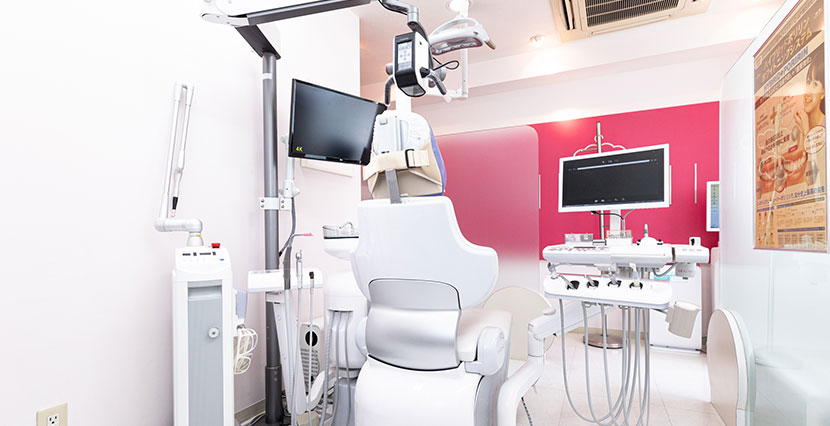 ①クリニック外観②様々な機器を導入しています③リラックスして治療をお受けください