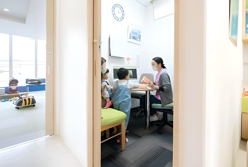 ①クリニック外観②待合室③カウンセリングルーム