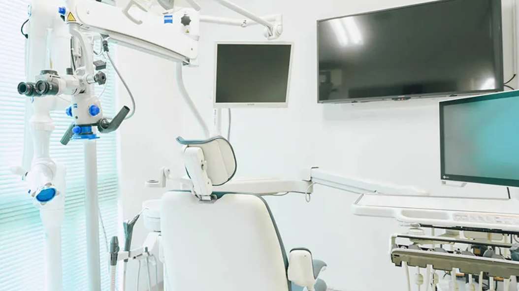 ①外観　②受付　③治療室