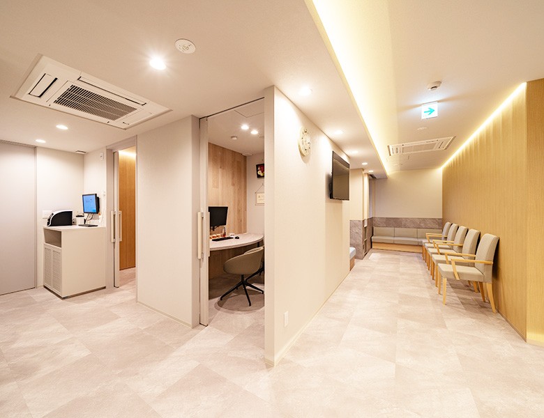 ①外観②受付③待合室