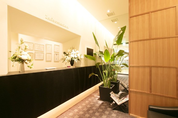 ①外観②受付③診察室