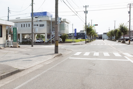 交差点がある場所に院を構えております