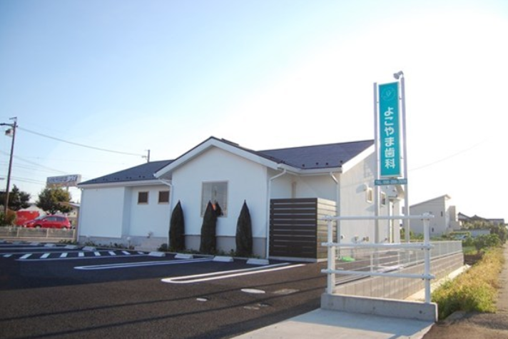 ①クリニック外観　②受付・待合室　③診察室