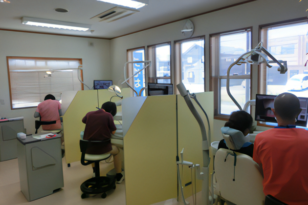 パーテーションで区切られた診療室