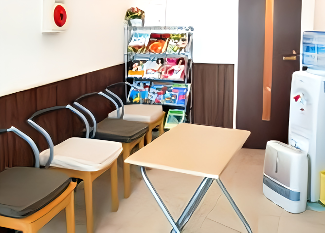 ①受付②待合室