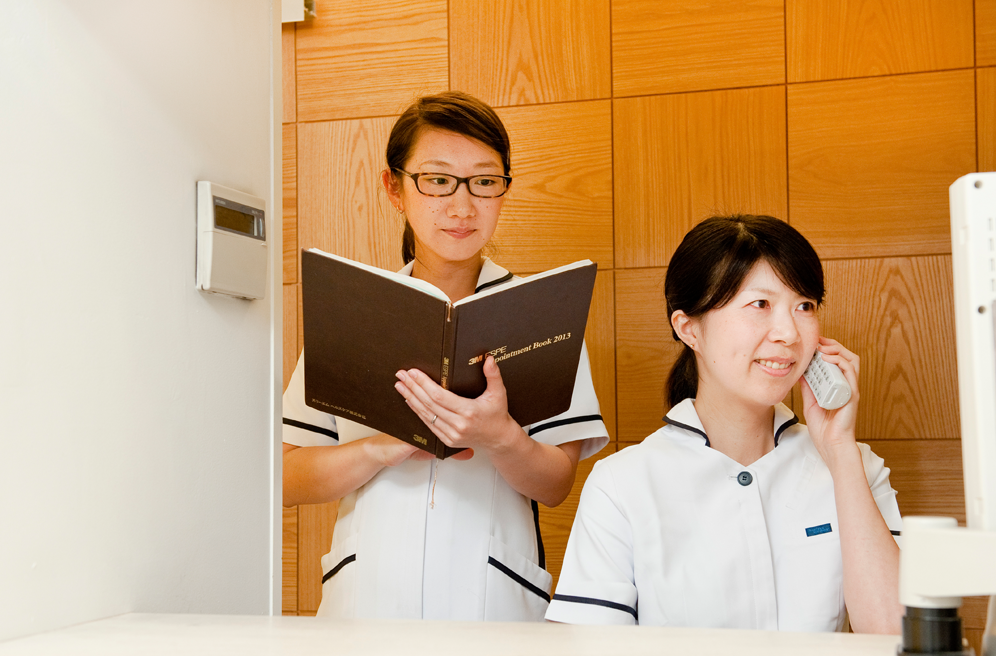 ①外観➁受付③待合室