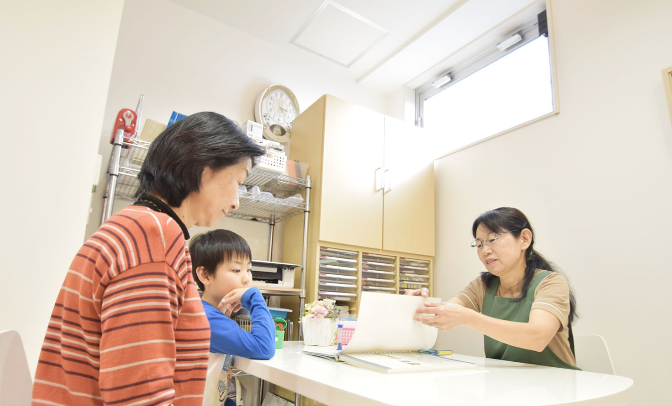 丁寧な治療契約説明の様子