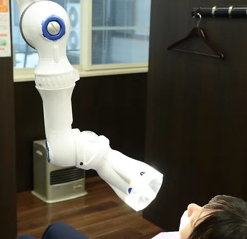 ①クリニックの外観 ②半個室の診療室 ③診療室にある口腔外バキューム