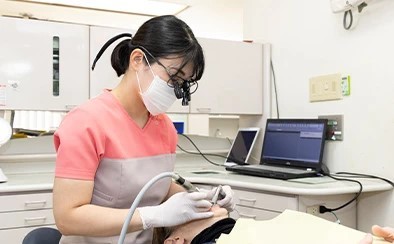 歯科医師や歯科衛生士が専用の器具でお口を綺麗にします