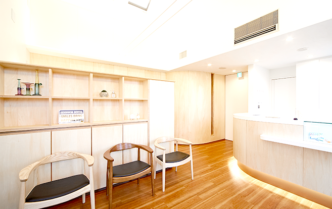 ①診療風景 ②受付・待合室 ③診療室