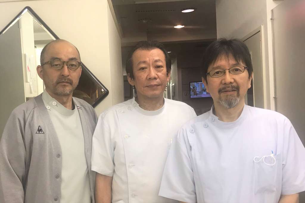 写真中央：院長の小早川　同右：小島　同左：伊藤