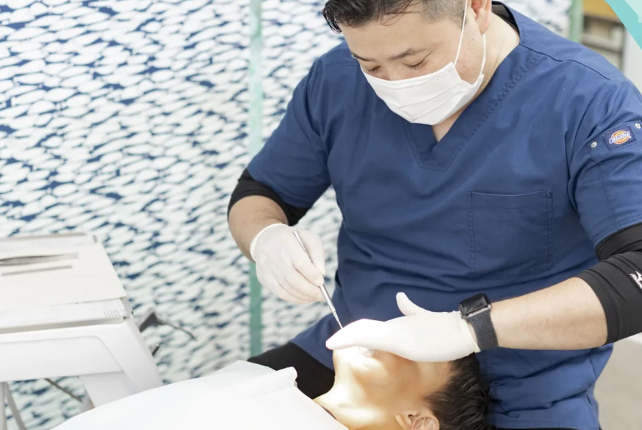 ①診療室②歯科用ライト③診療風景