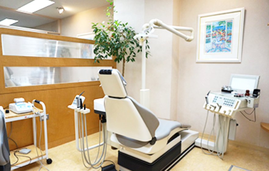 ①クリニック外観②待合室③診療室