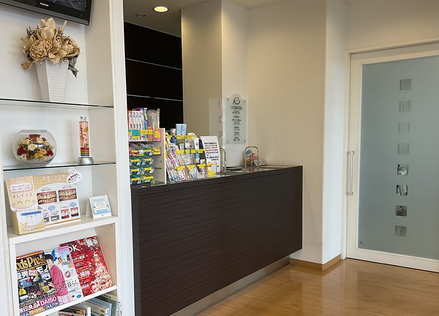 ①医院外観②受付③待合室