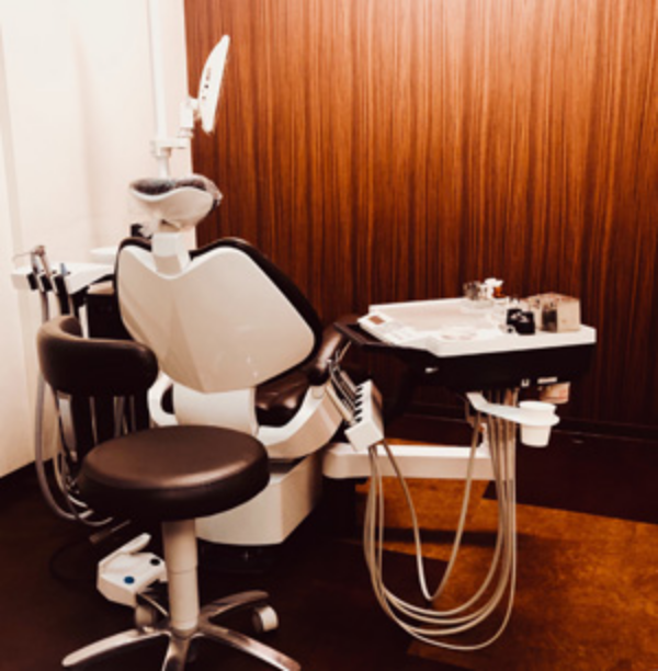 ①クリニック外観②受付③診療チェア