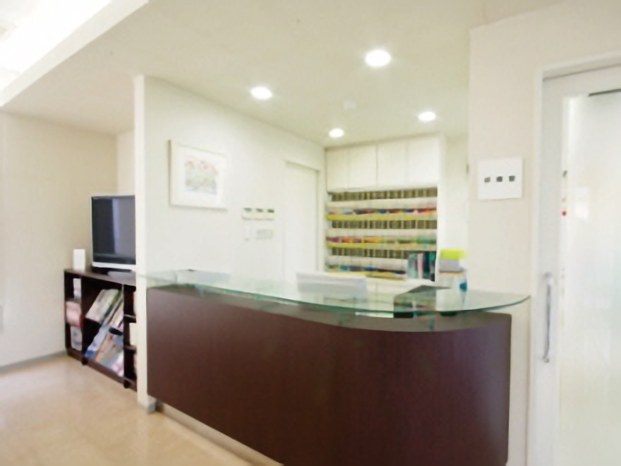 ①外観②受付③待合室