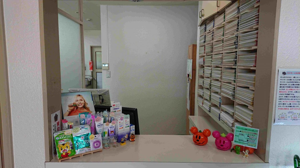 ①医院外観　②受付　③待合室