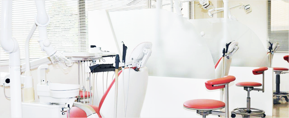 ①クリニック外観　②診療室　③待合室