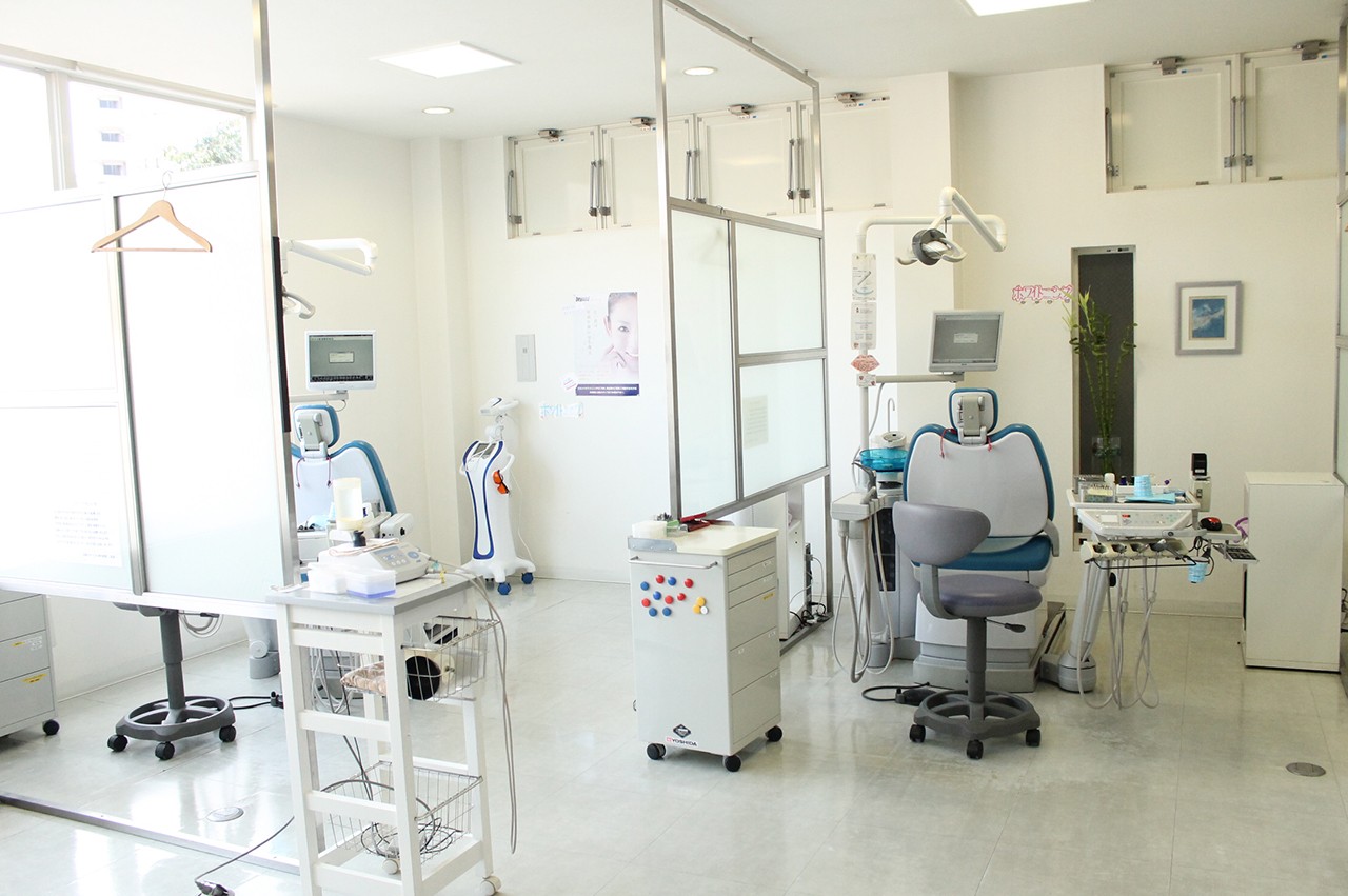 ①外観②待合室③診療室