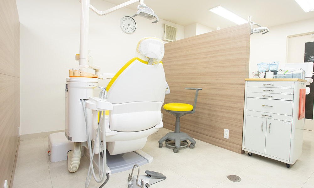 ①クリニック外観②受付③診療室