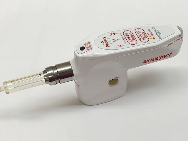 痛みを抑えるコンピューター制御電動注射器です