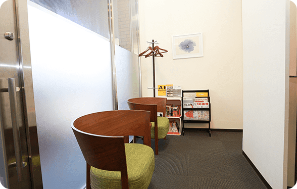 ①クリニック外観②受付③待合室