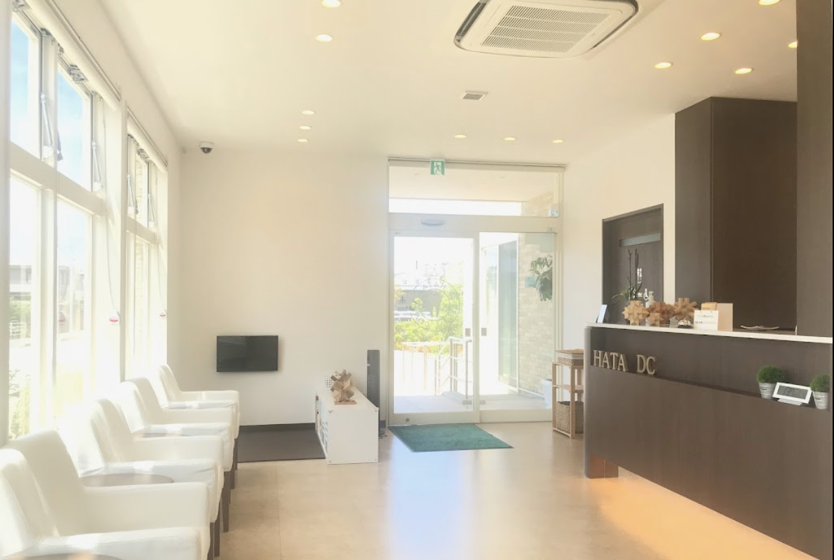 ①クリニック外観　②受付　③診察室