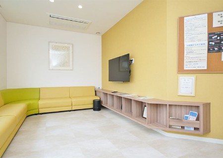 待合室は広々とした空間になっています