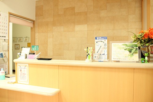①医院外観②受付③子供用の待合室