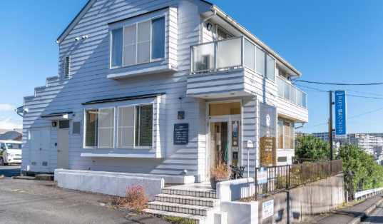 ①外観②待合スペース③治療室