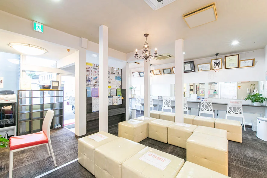 ①クリニック外観②待合室③明るい院内