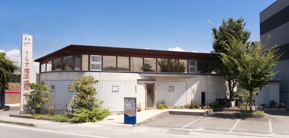 ①外観②待合室③個室診療室