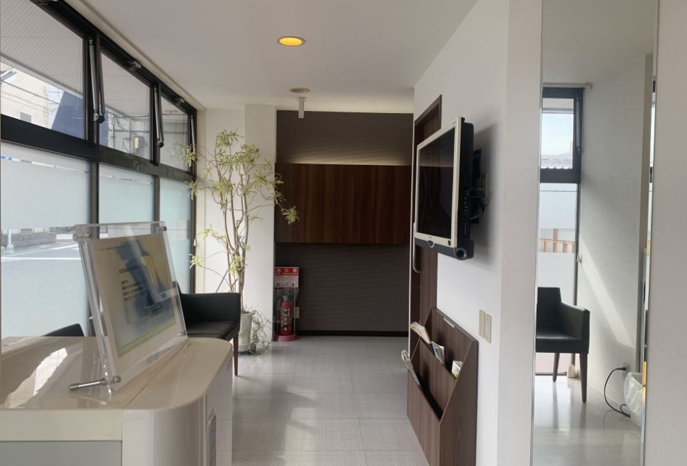 ①クリニック外観②受付③待合室