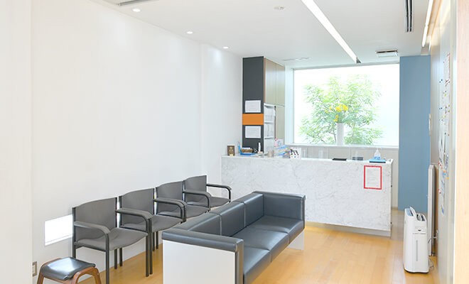 ①外観②待合室③診察室